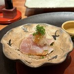 天ぷら 元吉 - 鰆 皮めをさっと炙り大根おろしと共に
      炙りにした香ばしさに柔らかな身質、とっても美味しいです♪