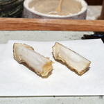 天ぷら 元吉 - 松茸 中国雲南省より
      中心は生に揚げた松茸、香りがとても良いです♪
      シャキシャキとした歯切れの良さは、ご主人の揚げ方による技なんです♪