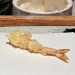 天ぷら 元吉 - 車海老 2本目
      衣を多めに纏わせた2本目、こちらは天つゆたっぷりでいただきました♪