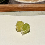 天ぷら 元吉 - 新銀杏
      揚げる前と揚げた後の緑色の濃さの変化に驚きます！
      水分を多く含みもちもちです♪