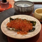 天ぷら 元吉 - 新イクラ 海苔の天ぷら
      パリッと揚げた海苔に醤油漬けにしたイクラをたっぷりと！
      これめちゃくちゃ美味しい！！
      ご主人曰く、主役は海苔なんですね！