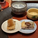 天ぷら 元吉 - 秋刀魚 肝のせと大根おろしのせ
      秋刀魚の天ぷらは珍しいですね！
      これ、凄く美味しいです♪