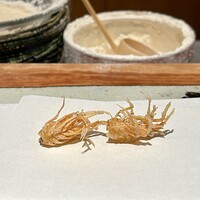 天ぷら 元吉 - 車海老 脚
                      カラッと揚がり、何も付けなくても食感だけを楽しめます♪