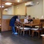 手打そば やっこ - 店内は和の趣があり、落ち着いた雰囲気。ゆっくりとお蕎麦を味わえる空間です。