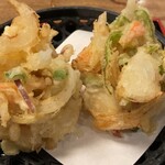 手打そば やっこ - かなり大きめのかき揚げが2個とかなりのボリューム感！揚げたてサクサクで、野菜の甘みがしっかり感じられました。