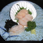 Masunosuke - 陸奥湾の大ぶりホタテのお刺身。とろけるように甘い新鮮味をご堪能ください。