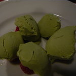 ビストロ トゥ ソル - チョコレートケーキと差し替えでイチゴにアイスを乗せたもの