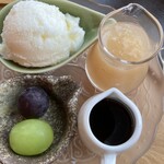 THE BASE 나카카루이자와 - 付け合わせ？というんでしょうか　バニラアイス　桃のフルーツソース　黒蜜　ぶどう２種