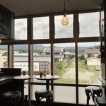 THE BASE - バーカウンターも併設されてていい雰囲気です