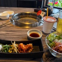 焼肉 べこ亭 たまプラーザ本店 - サラダやキムチ