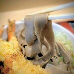 吉そば - 海老天も揚げたてで、シッカリ美味しく優秀。肝心の麺は、コレだけの太さ、蕎麦の香りはシッカリあります。だか、しかし…食べづらい…