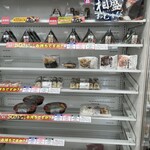 セブンイレブン - 店内、おにぎりなどの保冷ケース