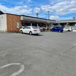 セブンイレブン - 店舗前の様子広い敷地