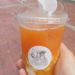 カフェディク - マンゴー杏仁ティー (税込)780円 ※拡大 (2025.09.14)