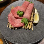炭火焼肉 ホルモン にく式 - 上タン塩