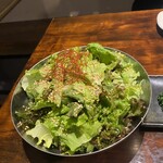 炭火焼肉 ホルモン にく式 - ムンチサラダ