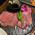 炭火焼肉 ホルモン にく式 - 赤身2種盛り　左ランプ　右いちぼ