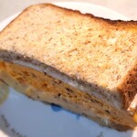 サンダウナー トーキョー オムレツ - パンはリベイクでカリッと