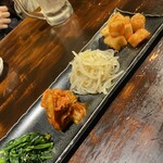 炭火焼肉 ホルモン にく式 - キムチとナムル盛り合わせ