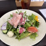 Maison R - 大皿に盛られたサラダ。セットのサラダには見えないよね？