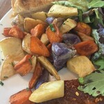 Lapisara Eatery - 色とりどりのイモとニンジン