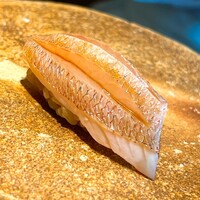 鮨 由う - 鹿児島の春子鯛です。完璧な塩入れと脱水です