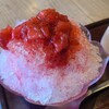 櫟 - いちご練乳かき氷(税込660円)
賽の目切りしたコンポート苺&苺ジャム&苺シロップを掛けたかき氷、セルフで練乳を掛けて頂きます
上質な酸味のある甘み、昔ながらの粗めなかき氷に懐かしさを感じます
