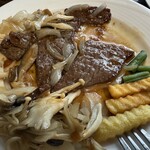 シャルドネ - 下には、黒毛和牛の1枚肉。