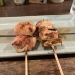 たまや - 手羽先(左)ねぎま(右)