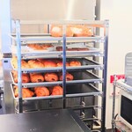 Bread Ship - 1Fの店舗奥では、14時でも未だどんどん焼き続けられています。