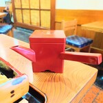 大村庵 - ロゴ入りの四角い湯桶にも、老舗の威厳を感じます。