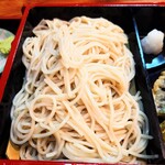 大村庵 - たっぷりと盛られた"そば"。