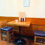 大村庵 - 玄関入ってすぐ右の、壁側テーブル。