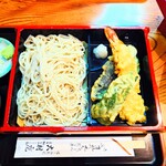 大村庵 - ひとつに纏められた蒸籠の、赤い線が映えています。