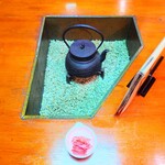 大村庵 - テーブル上に炉端が模されている、お洒落なデザイン。