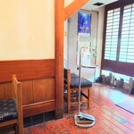 大村庵 - 玄関入って目の前には、待ち合いの椅子が置かれています。