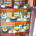 大村庵 - 綺麗に管理されているショーケース。