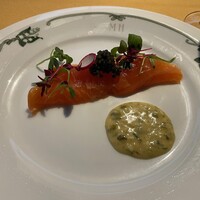 万平ホテル メインダイニングルーム - 信州サーモンのマリネキャビア添え　グリビッシュソース
