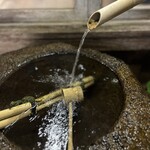 角甚 - 玄関の手水