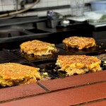 浅井 - 1人用サイズの四角い鉄板で1枚ずつ焼かれて
      その鉄板ごと木枠に乗せられて出てくるので
      最後の一口まで熱々でいただける、これ幸せ