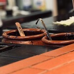 浅井 - 向かって左が黄金の「お好み焼きソース」
      向かって右が極旨の「焼きそばソース」
      
      …………焼きそばの壺、、、、欲しい
      ………なくなったらショックで立ち直れない