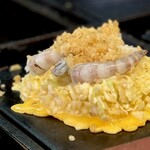 浅井 - 生エビが5尾も入って贅沢な1枚 
      天カスがいい食感を与えてくれるいい仕事っぷり