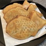 薄皮たい焼き たい夢 - 今回購入したたい焼き。手前から小倉あん、栗くりあん、うふクリームだけど見た目は同じ(笑)