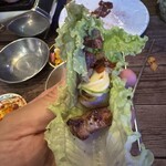 匠サムギョプサル - サムギョプサルはエゴマにレタスで巻いて