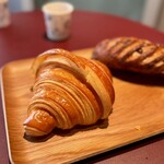PLEINCŒUR - クロワッサンは、期待通りの外サクッ、中しっとり。
            バターはしっかり香るのですが、結構軽いので、大きめのサイズながらペロリ♪