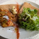 Agato - チキンとピクルスのトマト煮込みガレット