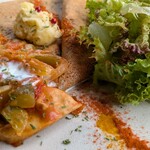 Agato - チキンとピクルスのトマト煮込みガレット