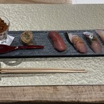 鮨ト酒肴 富かわ - 御食事　　イクラの小丼　稲荷巻き　熟成マグロトロ　鰆瞬間燻製　鯵葱生姜　オオモンハタ昆布〆　貝出汁椀 浅利水菜