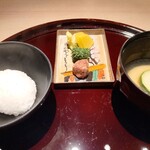 蓬左茶寮 - 炊きたて釜炊きご飯(富山のミルキークイーン)、お茄子とズッキーニのお味噌汁