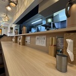 麺屋乃まど - カウンター席と照明